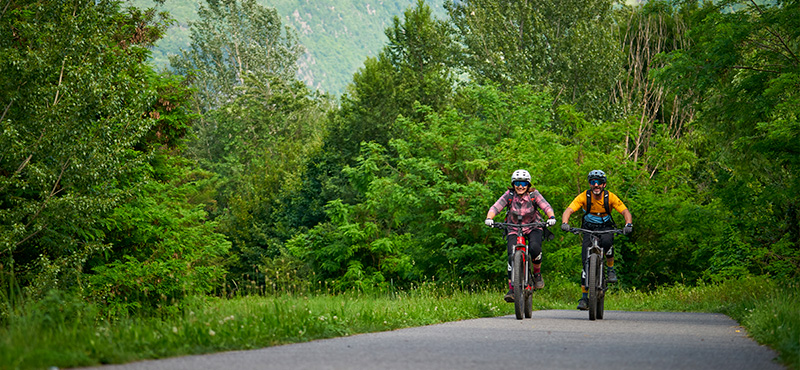 Coppia di ciclisti in e-Mtb a Fondovalle