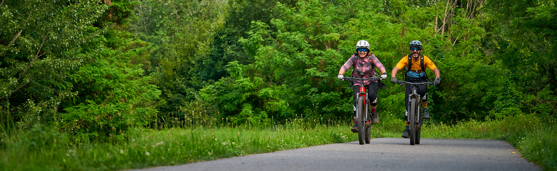 Coppia di ciclisti in e-Mtb a Fondovalle