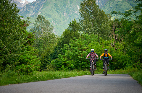 Copai di ciclisti in e-Mtb a Fondovalle