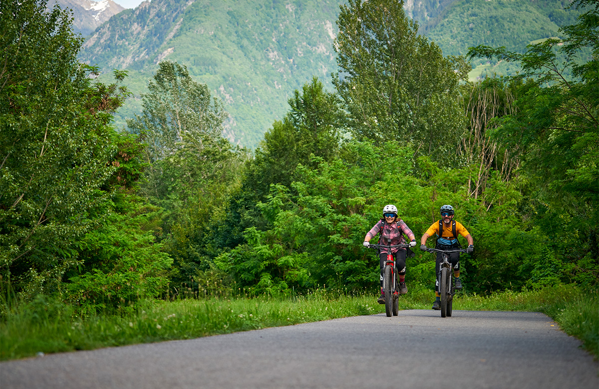 Copai di ciclisti in e-Mtb a Fondovalle