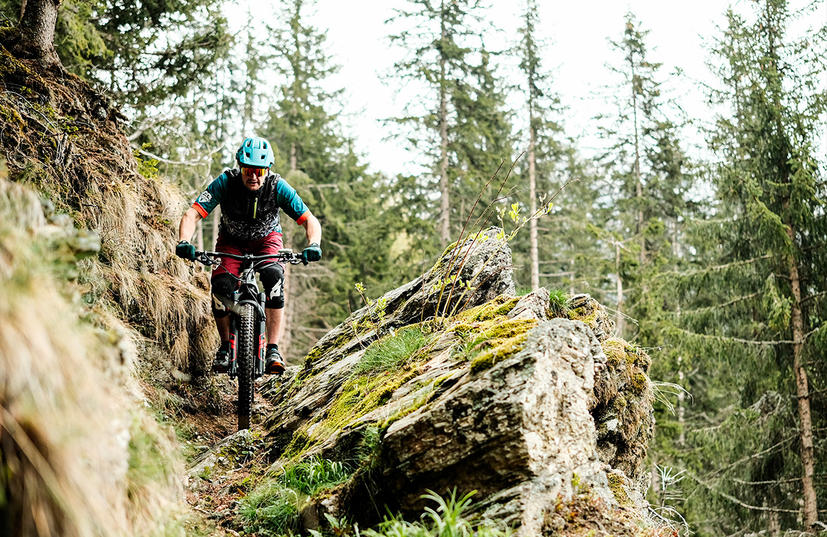 Ciclista in e-Mtb in un Sentiero Stretto e Tortuoso della Valmalenco