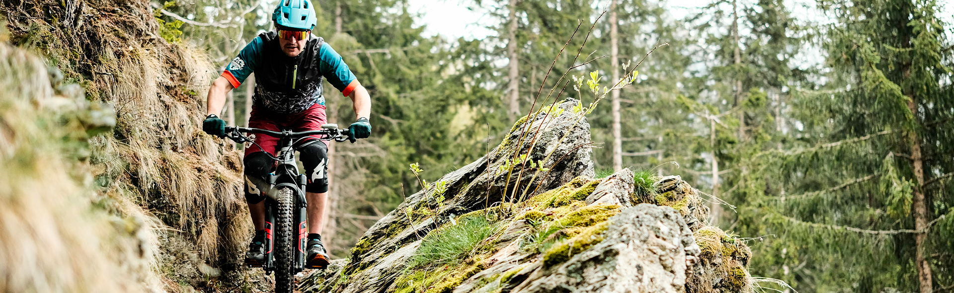 Ciclista in e-Mtb in un Sentiero Stretto e Tortuoso della Valmalenco