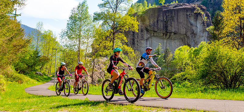 Tour e-bike di gruppo in Val Masino